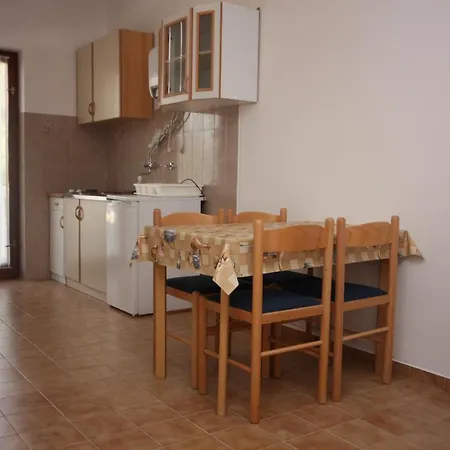 Family Friendly Seaside - Mulo, Zadar - 6155 ヴーシ