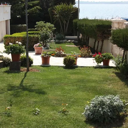 Apartment Family Friendly Seaside Apartments Vrsi - Mulo, Zadar - 6155 *